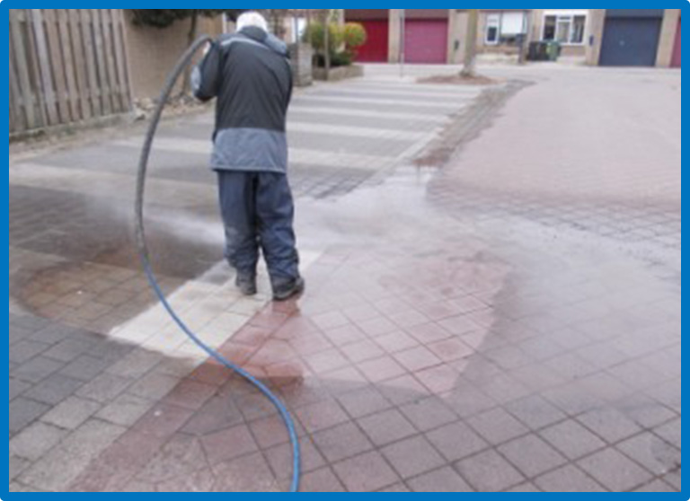 Reinigen van waterpasseerbare bestrating Overbetuwe